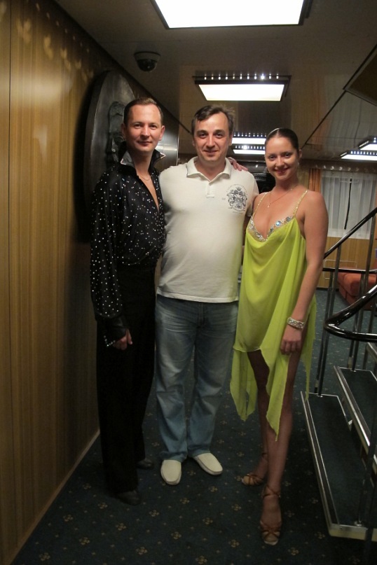 Юля, Дима и Андрей в холле.jpg